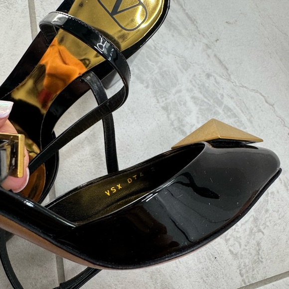 NWOT Valentino Garavani Women's One Stud 90mm Patent-Leather Pumps - Picture 12 of 14